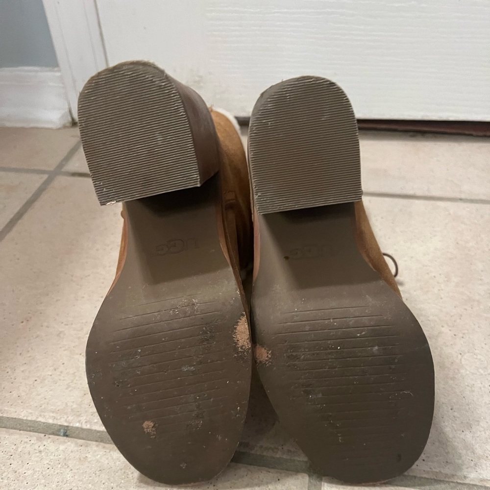 ⭐️ UGG Heeled Fur Lined Boots - Picture 3 of 5